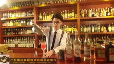 揭秘雞尾酒的搖合【佛山展翅調(diào)酒咖啡西點培訓(xùn)學(xué)?！? /></a>  	</div> 	<div   id=