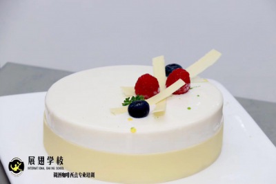 學(xué)西點(diǎn)蛋糕好找工作嗎？今天佛山展翅烘焙學(xué)校來(lái)告訴你！